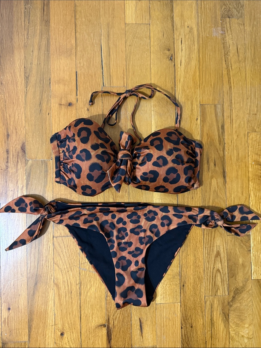 NWOT Cheetah bandeau top with matching bottoms with adjustable ties.